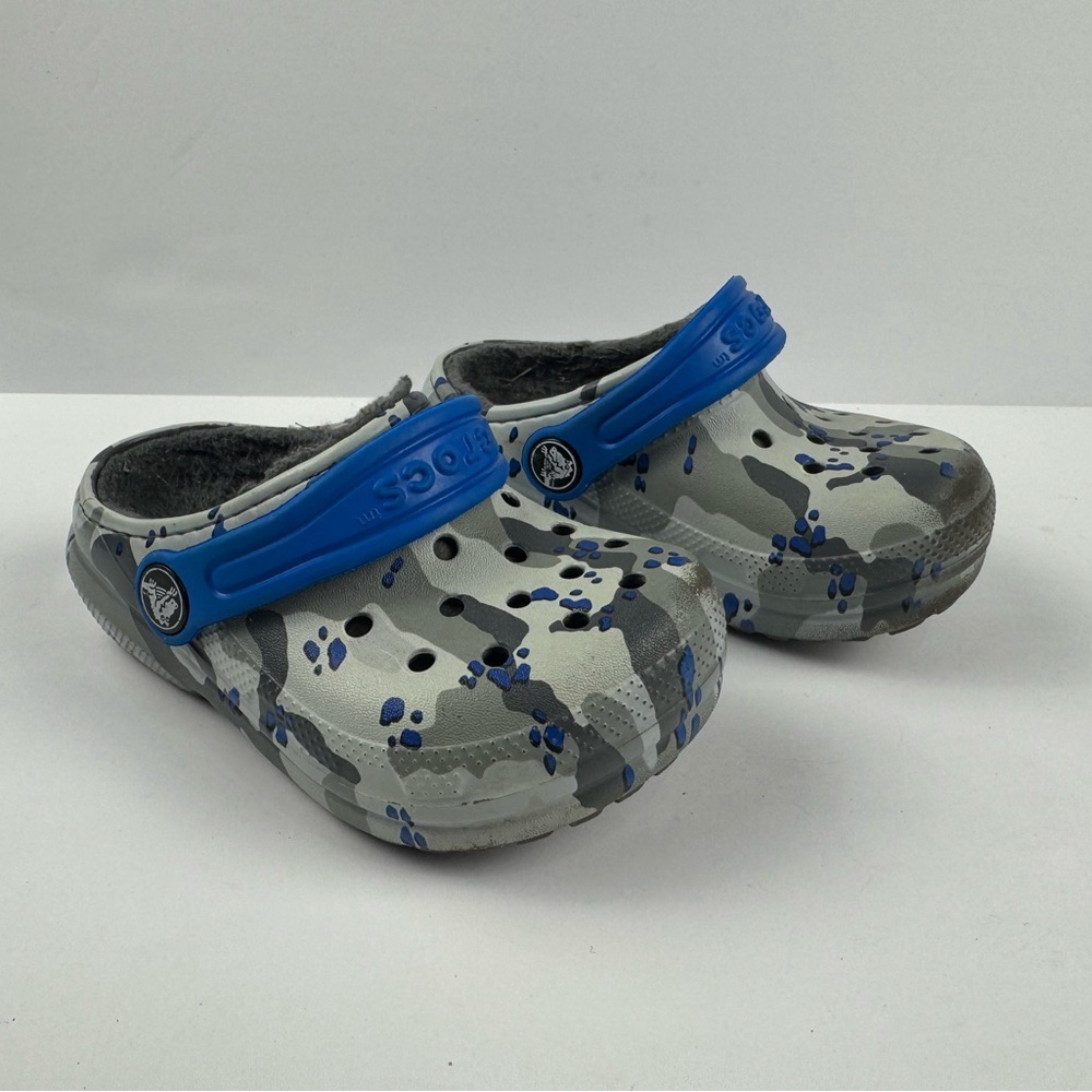 Kids Classic lined blue camo crocs size 7